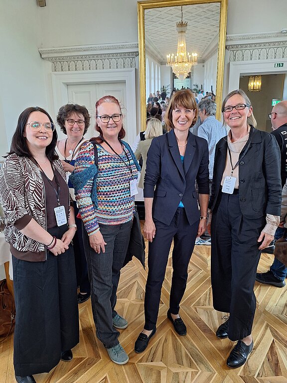 Gruppenfoto_Ministerin.JPG 
